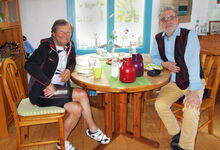Christoph Wonneberger (links) und Holger Kiesé am Kaffeetisch in Engelbostel. Foto: B. Kiesé