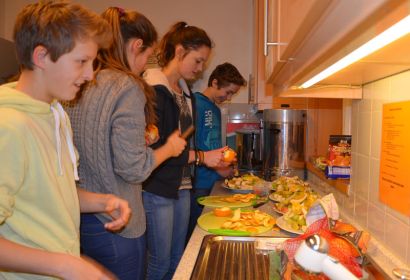 Obstschnippeln für das gemeinsame Essen … Foto: Andrea Hesse