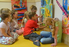 Kurt Schwitters‘ „Bild mit Drehrad“ diente als Impulsgeber für die Kinder der Kita in Resse. Foto: Andrea Hesse