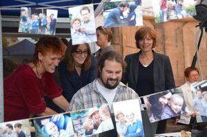 Kirchenkreissozialarbeiterin Angela Carld (hinten von links), Anne-Marei Stamme vom Diakoniverband Hannover-Land und Lilian Breuch von der Pestalozzi-Stiftung schauen Dominik Stamme beim Bearbeiten der Familienfotos zu. Foto: Andrea Hesse