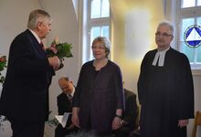 Kirchenvorsteher Fritz Garms begrüßt Christiane Plöhn, Ehefrau von Rainer Henne, in der Fuhrberger Kirchengemeinde. Foto: Andrea Hesse