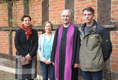 Sie freuen sich auf die gemeinsame Arbeit mit den weiteren Mitgliedern des Kirchenvorstandes (von links): Beate Meyer-Bothling, Wiebke Schomaker, Pastor Rainer Henne und Andreas Butschkau. Foto: Andrea Hesse