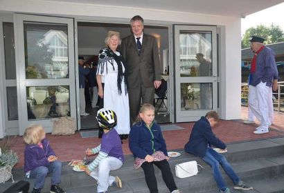 Großzügig, hell und barrierefrei: Pastor Karsten Henkmann freut sich mit Ilse Dorothea Dauer-Böhm, die die traditionelle Kleidung der Erntefrauen trägt, über das neue Gemeindehaus. Foto: Andrea Hesse