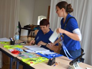 In der Meldestelle laufen die Fäden des JuKi-Spendenlaufs bei Katja Hoffmann (links) und Stephanie Buchmeier zusammen. Foto: Andrea Hesse