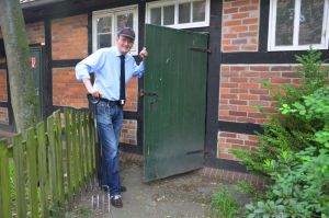 BU: Mit Nickelbrille, Schirmmütze und Forke: Herbert Hanfkötter alias Rainer Müller-Jödicke. Foto: Andrea Hesse