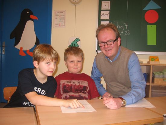 Silas Mörke (links) liest Yannic Mürau-Balke die Radioandacht auf Plattdeutsch vor, in der Pastor Rainer Müller-Jödicke von den beiden Engelbosteler Grundschülern erzählt.