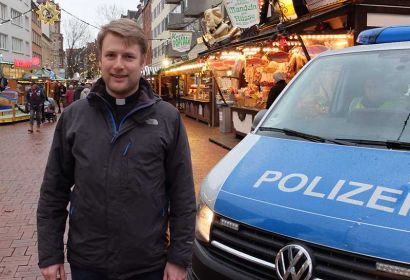 Vikar Jens Wening vor dem Weihnachtsmarkt Foto: Richard Dreier