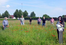 Uwe Wagstyl (von links) und Karsten Henkmann freuen sich mit Laura Strawa, Matthias und Lukas Müller vom Friedhofsförderverein sowie Wilfried Plum und Sandra Thurow über Mohnblume und Co. Foto: Andrea Hesse