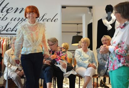 Eine große Auswahl schöner Frühlings- und Sommermode zeigen ehrenamtliche Models auf dem edelMut-Laufsteg. Foto: Andrea Hesse