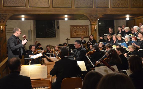 Dicht dran am Orchester und am Publikum: Kantor Arne Hallmann. Foto: Andrea Hesse