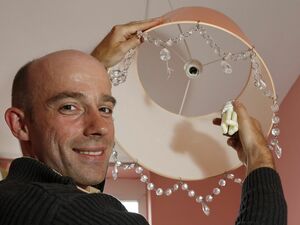 Wer stromfastet, tauscht wie Stromberater Benjamin Wirries alte Glühbirnen gegen Energiesparlampen oder LEDs aus.