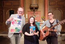 Pastor Rainer Müller-Jödicke freut sich, dass Svenja Kiesé und Anne Eschmann zum neuen Kindergottesdienst einladen.