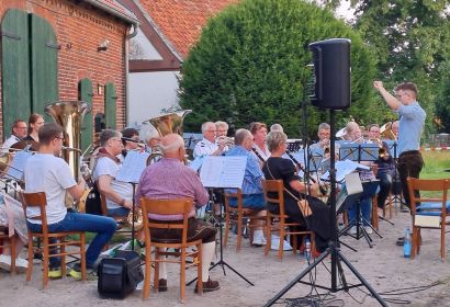 Der Musikzug der Freiwilligen Feuerwehr Elze spielt Melodien rund um den Sommer. Foto: privat