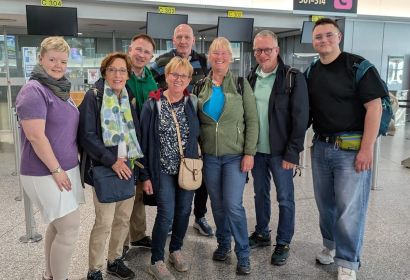 Die Delegation aus dem Kirchenkreis Burgwedel-Langenhagen kurz vor dem Abflug aus Hannover (vorne von links): Carolin Ratsch, Sigrid Neumann, Dörte Behn-Hartwig, Isabel Wagemann-Steidel, Dirk Jonas, Nikita Kostjuk; (hinten von links) Tilmann de Boer und P