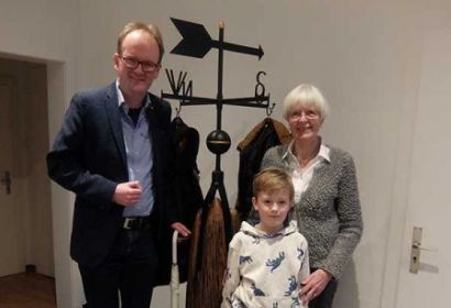 Pastor Rainer Müller-Jödicke freut sich mit Katharina Redecker, dass die Engelbosteler Turmspitze restauriert wurde: Lasse Kösels Großvater Gerhard Engelke hat daraus eine Garderobe fürs Pfarrhaus gefertigt.