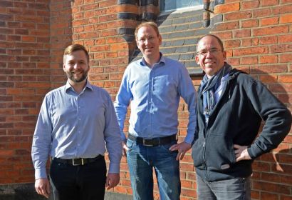 Landesposaunenwart Henning Herzog (von links) und Kantor Arne Hallmann mit dem Dozenten Michael Schütz in der Workshop-Pause. Foto: Andrea Hesse