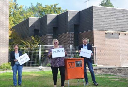 Große Freude über die Förderung durch die Aktion Mensch (von links): Anke Kappler, Jeanette Osten und Sebastian Müller auf der Baustelle des neuen Gemeindezentrums. Foto: Andrea Hesse