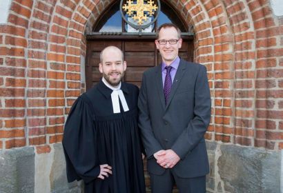BU: In einem Gottesdienst in St. Marien am 18. Juni um 16 Uhr verabschiedet Superintendent Holger Grünjes Fabian Gartmann (links) und Lars Arneke aus ihrem Dienst. Foto: Bergmann