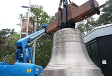 Die neue Glocke auf ihrem Weg in die Glockenstube in sieben Metern Höhe.