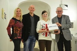 Heike Körber (von links), Webmaster Bastian Hähling, Sandra Feldmann und Martin Bergau bei der Übergabe des iPads. © A. Hesse