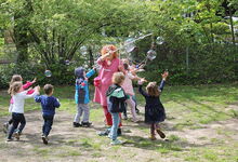 Mit Begeisterung jagten die Kinder die von einem Überraschungsgast gepusteten großen Seifenblasen. Foto: Friedrich Bernstorf