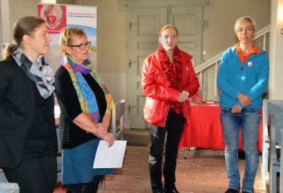 Im November 2017 konnten Pastorin Debora Becker (von links) und Dörte Behn-Hartwig die Kleine-Herzen-Vorsitzende Ira Thorsting und Kunsttherapeutin Anne Nissen in der Brelinger Kirche begrüßen. Foto: Andrea Hesse