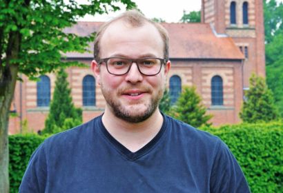 Diakon Philipp Lerke wird in Wettmar eingeführt.