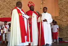 Im Jahr 2019 segnete der jetzt verstorbene Bischof Ubane (Mitte) Dean Molete (links) in sein Amt im Kirchenkreis Odi ein; Tebogo Noa assistierte.