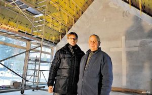 Rainer Lührs (links) und Günter Hennigs stehen auf der Baustelle des Gemeindezentrums. Foto: Knoche