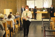 Christiane Linke trägt die Osterkerze aus der Kirche. Foto: Andrea Hesse