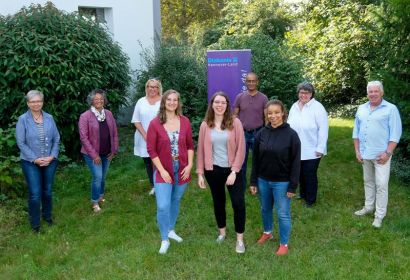 Friederike Nerge (vorne, von links), Lisa-Marie Ochsmann und Amani Al Mistrihi mit ihren Kolleg:innen vom Migrationsfachdienst des Diakonieverbandes. Foto: Dethard Hilbig/Diakonie