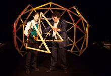 Die Schauspieler Lukas Ullrich und Till Florian Beyerbach in ihrem Bühnenbild, das das sich während des Stückes kontinuierlich verändert. Foto: Joris Haas, Eure Formation
