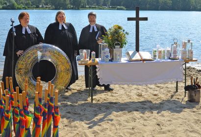 Reni Kruckemeyer-Zettel (von links), Bodil Reller und Jens Blume freuten sich, 24 Täuflinge im und am Springhorstsee taufen zu können. Foto: Sonja Tiemeyer