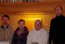 Am Spieltisch der Orgel in St. Petri (von links): Martin Möller, Organist in St. Marien Isernhagen, Angelika Stührenberg, Organistin in St. Nikolai Kirchhorst und Frank Henneicke, Organist aus Ronnenberg.