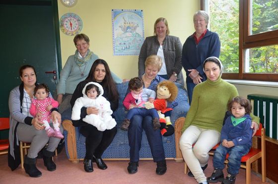 Heike Müller (auf dem Sofa rechts) arbeitet im Projekt „MuKi-Treff“ mit kleinen Kindern und ihren Müttern; Regina Gresbrand (hinten, von links), Pastorin Bodil Reller und Renate Brockhaus begleiten das Projekt. Foto: Andrea Hesse