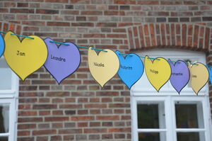 Mit einer bunten Girlande aus Namensherzen wurden die Kinder vor dem neuen Haus begrüßt.