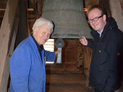 Noch hängt der Klöppel fest: Glockenmeister Günter Kisselbach (im Bild links) berichtet Pastor Rainer Müller-Jödicke regelmäßig über die Sicherheit der Engelbosteler Glocken.