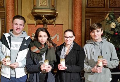 Arne Schiller, Birte Kiesé, Carla Czech und Florian Stelloh werden in der Martinskirche das Friedenslicht aus Bethlehem verteilen.