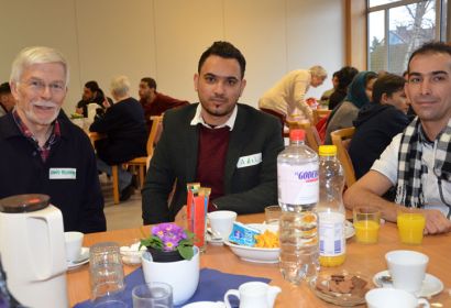 In kleinen Gesprächsrunden wurden bei Kaffee und Keksen erste Kontakte geknüpft. Foto: Andrea Hesse