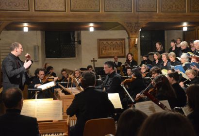 Dicht dran am Orchester und am Publikum: Kantor Arne Hallmann. Foto: Andrea Hesse