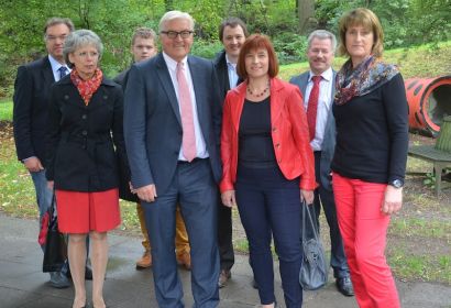 Martina Schreiber (rechts) führte Frank-Walter Steinmeier und seine Begleiter durch den Garten der Emmaus-Kita. Foto: A. Hesse