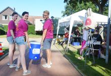 Nathalie und Nora Schneider und Luis Beimfohr sorgen für Trinkwassernachschub. Foto: Andrea Hesse