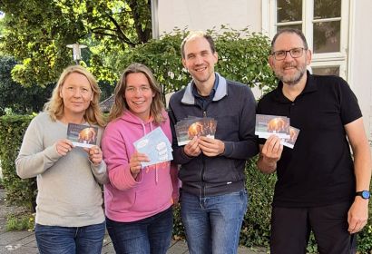Dagmar Stoeber (von links), Anne Basedau, Pastor Henrik Heinicke und Diakon Sven-Oliver Salzer möchten Erwachsene gut auf ihre Aufgaben in der Begleitung von Kindern und Jugendlichen vorbereiten. Foto: KKJD Burgdorf