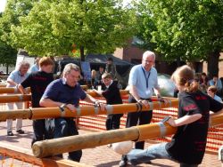 Bürgermeister Friedhelm Fischer und Superintendent Martin Bergau am "Riesenkicker".