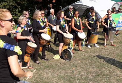 Die Big Beats Brelingen sorgen für rhythmische Klänge bei Dorf- und Gemeindefest.