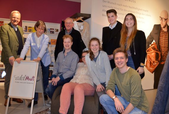 Heidrun Zeilbeck und Friedrich Engeling (links) mit Haupt- und Ehrenamtlichen des Kirchenkreisjugenddienstes im Burgwedeler edelMut-Geschäft. Foto: Andrea Hesse