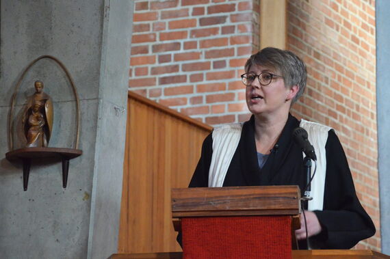 „Probieren Sie aus, was in dem Freiraum, den der Sonntag uns gibt, alles passieren kann“: Pastorin Sabine Behrens predigte in der Emmaus-Kirche. Foto: Andrea Hesse