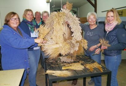 In der Pfarrscheune kamen Frauen aus der Kirchengemeinde Elze-Bennemühlen zusammen, um die traditionelle Erntekrone zu binden.