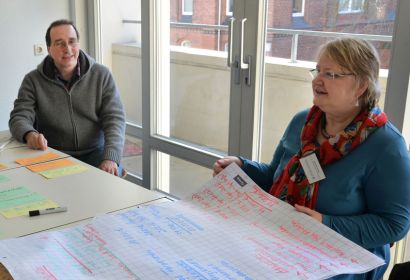 „Viel mehr als Spendensammeln“: Pastor Dr. Frank Foerster erarbeitet mit einer Teilnehmerin des Basiskurses Grundlagen des Fundraising. Foto: Andrea Hesse