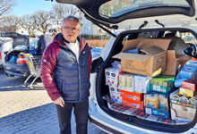 Pastor Krzysztof Kopacz kauft im polnischen Ilawa mit Spenden aus Engelbostel für die ukrainischen Geflüchteten im Ort ein.